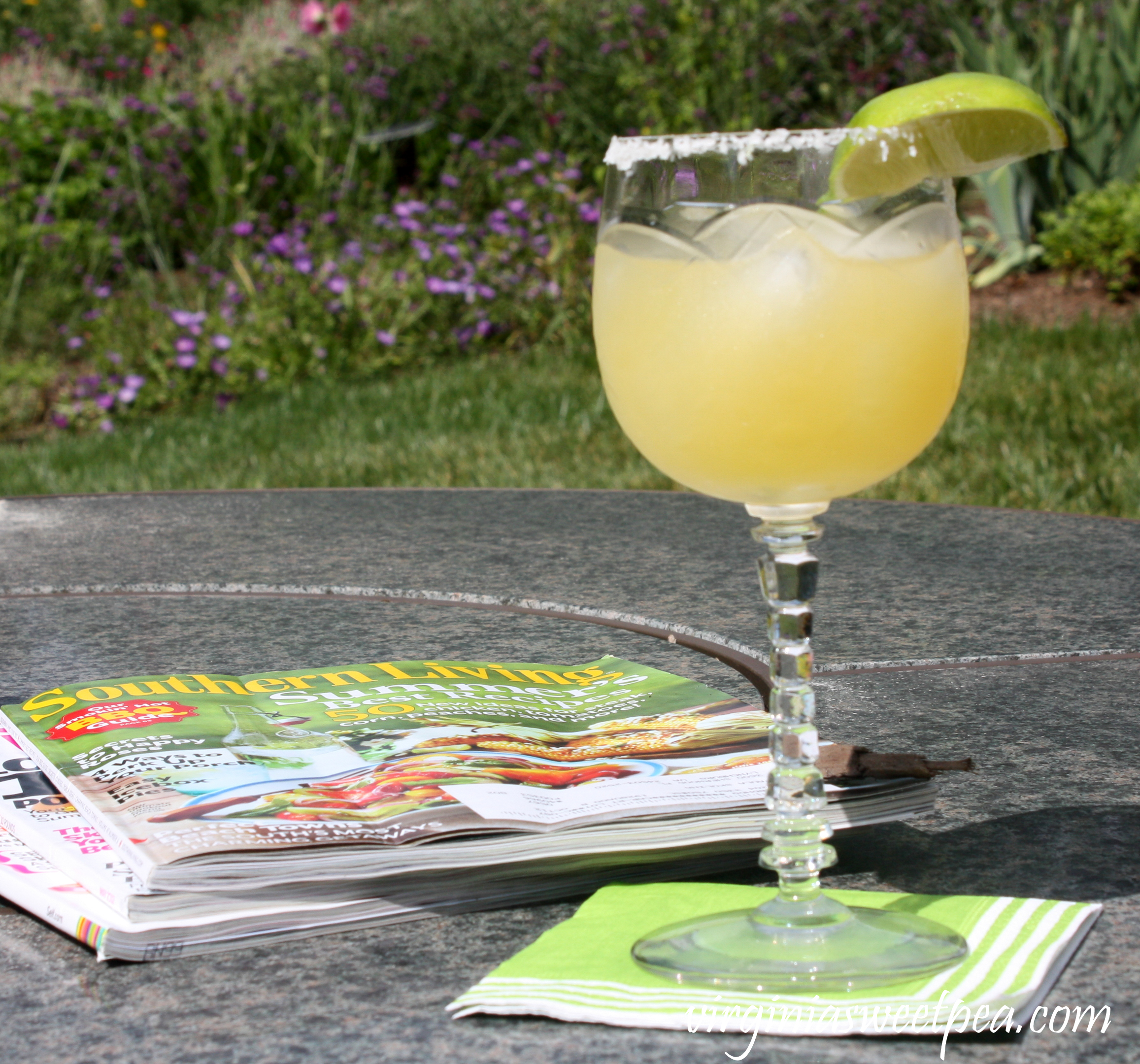 Low Calorie Margarita - Get all of the flavor of a traditional Margarita without the calories. #margarita #bebadas #cincodemayo #margaritas #tequila #happycincodemayo