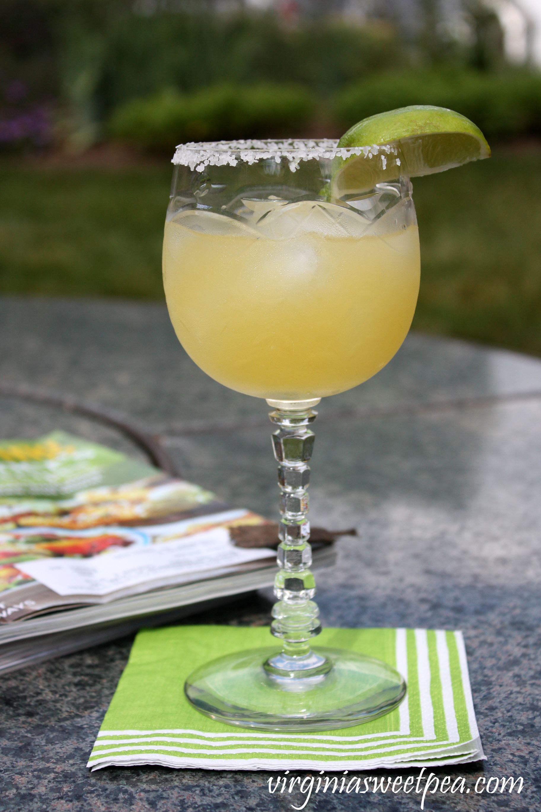 Low Calorie Margarita - Get all of the flavor of a traditional Margarita without the calories. #margarita #bebadas #cincodemayo #margaritas #tequila #happycincodemayo