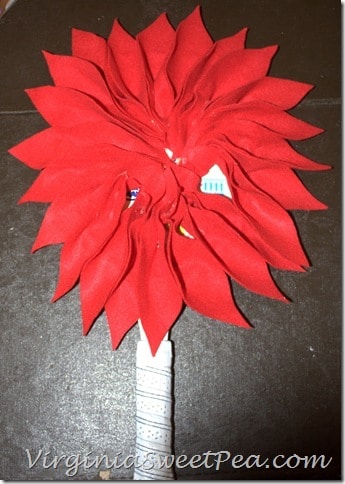  Poinsettia Wreath made using an upcycled Racketball Racket - Get the step-by-step tutorial to make your own Christmas wreath using an old racketball racket.