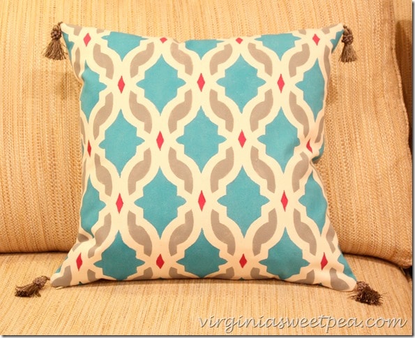 How to Paint a Pillow with a Stencil