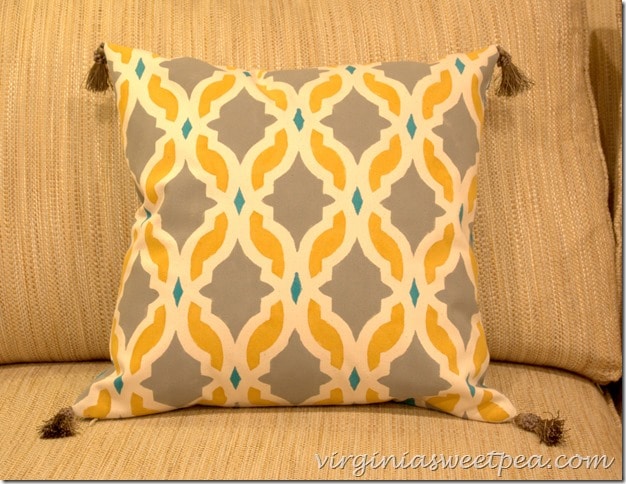 How to Paint a Pillow with a Stencil