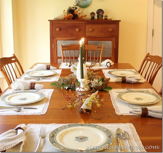 Bring Nature to the Table - Use Berries and Florals Found Locally on Your Thanksgiving Table