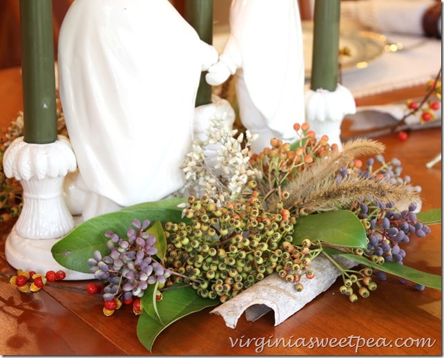 Use Berries, Pods, and Bark for Your Thanksgiving Centerpiece