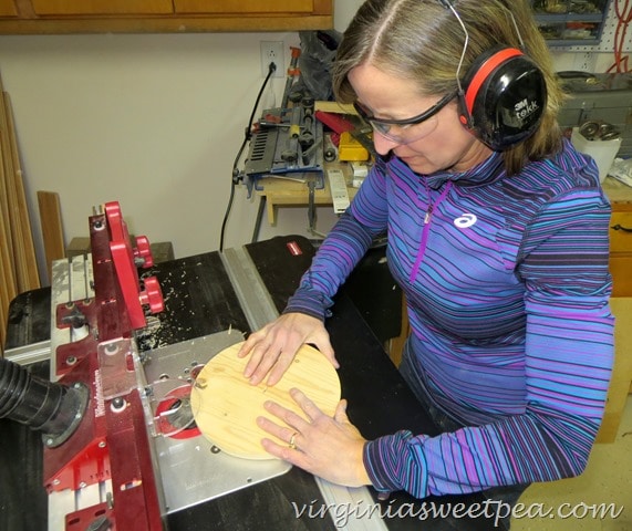 Routing the Edges of a Wooden Circle