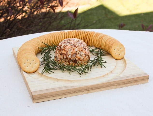 DIY Wood Cheese and Crackers Serving Board - Get the tutorial to make this as a gift or for your home. #woodworking #diy #diycheeseboard