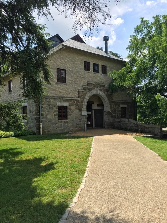 Barn at Maymont in Richmond, Virginia - virginiasweetpea.com