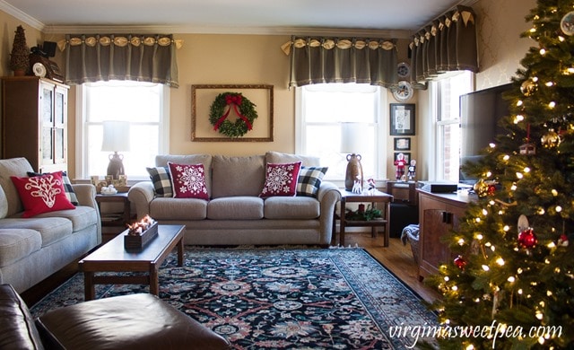 Family Room Christmas Home Tour - virginaisweetpea.com