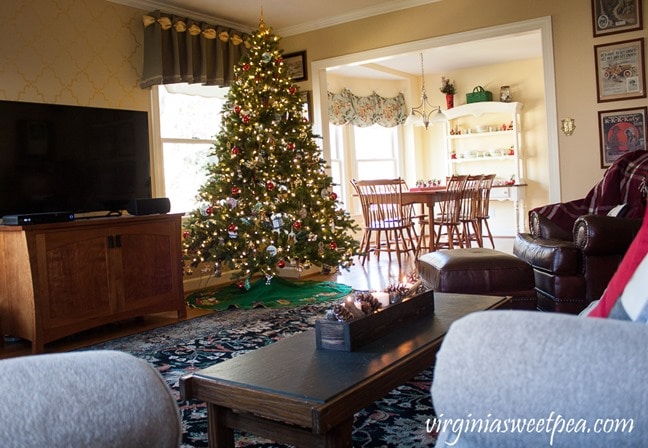 Christmas in the Family Room - virginiasweetpea.com