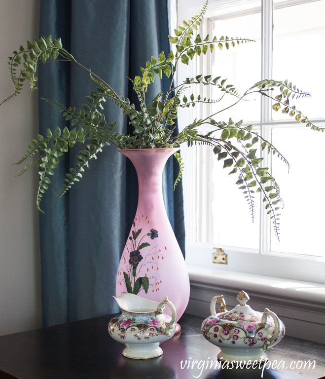 Spring decor featuring Nippon dishes and a vintage handpainted vase #vintage #nippon #vintagedecor #springdecor