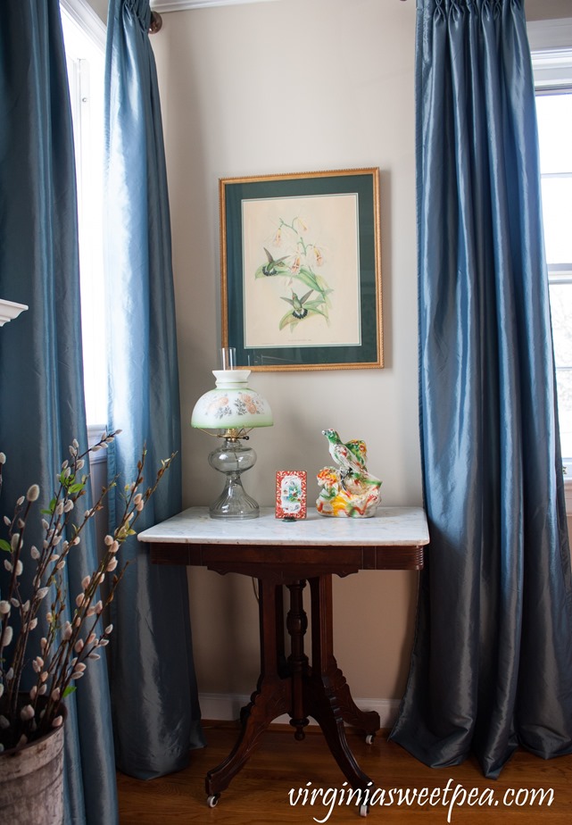 A living room corner decorated with a vintage bird theme. #vintage #vintagedecor #birds