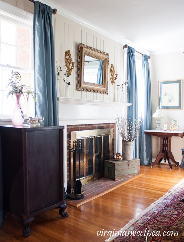 Living room mantel decorated for spring using vintage decor. virginiasweetpea.com #springdecorating #vintagedecor #springmantel #styledforspring #vintagedecor