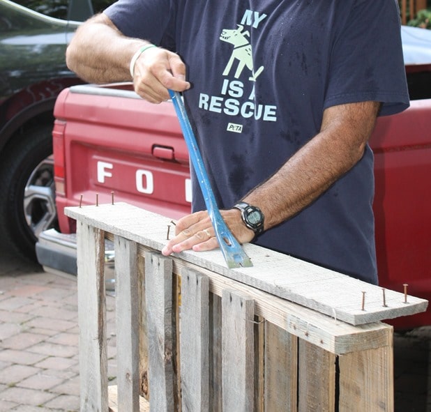 Make a Pallet Wood Arrow Lake Sign following a step-by-step tutorial. #DIY #DIYwoodarrow #woodarrow #palletwoodarrow #palletproject #smithmountainlake