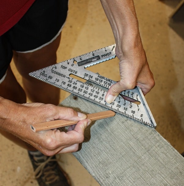 Make a Pallet Wood Arrow Lake Sign following a step-by-step tutorial. #DIY #DIYwoodarrow #woodarrow #palletwoodarrow #palletproject #smithmountainlake