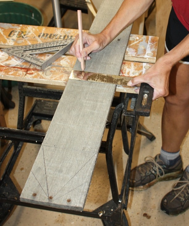 Make a Pallet Wood Arrow Lake Sign following a step-by-step tutorial. #DIY #DIYwoodarrow #woodarrow #palletwoodarrow #palletproject #smithmountainlake