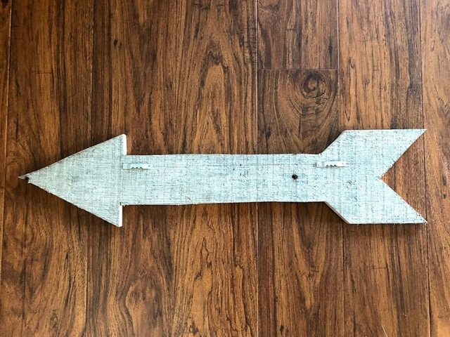 Make a Pallet Wood Arrow Lake Sign following a step-by-step tutorial. #DIY #DIYwoodarrow #woodarrow #palletwoodarrow #palletproject #smithmountainlake