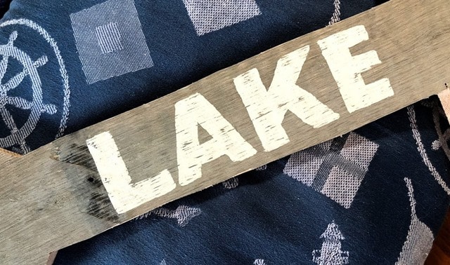 Make a Pallet Wood Arrow Lake Sign following a step-by-step tutorial. #DIY #DIYwoodarrow #woodarrow #palletwoodarrow #palletproject #smithmountainlake