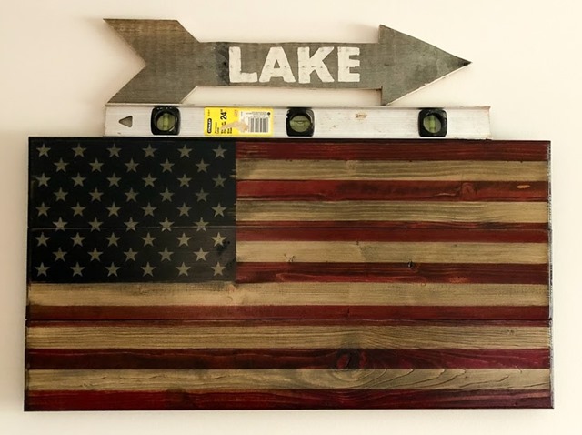 Make a Pallet Wood Arrow Lake Sign following a step-by-step tutorial. #DIY #DIYwoodarrow #woodarrow #palletwoodarrow #palletproject #smithmountainlake