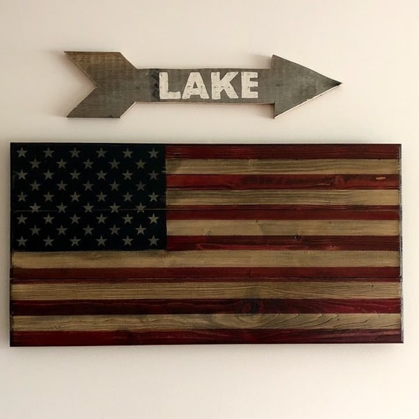 Make a Pallet Wood Arrow Lake Sign following a step-by-step tutorial. #DIY #DIYwoodarrow #woodarrow #palletwoodarrow #palletproject