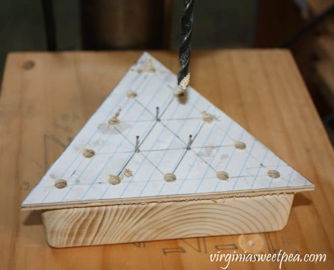 Step-by-step tutorial to make a DIY Peg Game #woodworking #diy #diygame #diypeggame #diygiftidea #groomsmangift