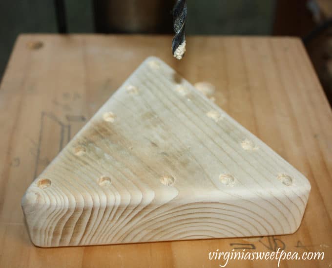Step-by-step tutorial to make a DIY Peg Game #woodworking #diy #diygame #diypeggame #diygiftidea #groomsmangift
