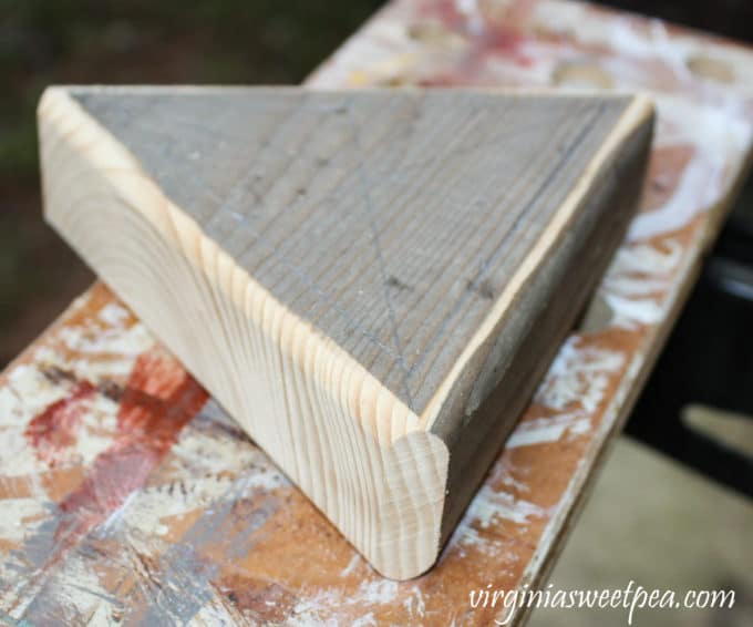 Step-by-step tutorial to make a DIY Peg Game #woodworking #diy #diygame #diypeggame #diygiftidea #groomsmangift