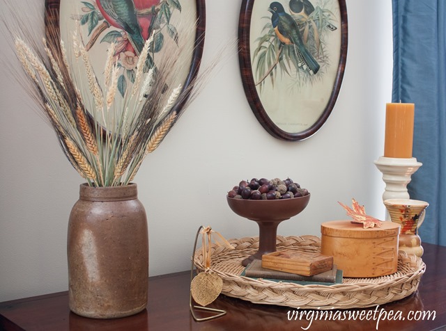 Fall Mantel and Living Room Decor with Orange, Brown and Gold #fall #falldecor #vintage #vintagedecor