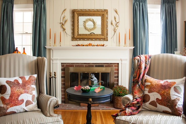 Fall Mantel and Living Room Decor with Vintage Charm #fall #falldecor #vintage #vintagedecor