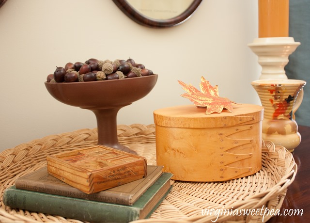 Fall Vignette with Vintage in Gold, Brown, and Orange #fall #falldecor #vintage #vintagedecor