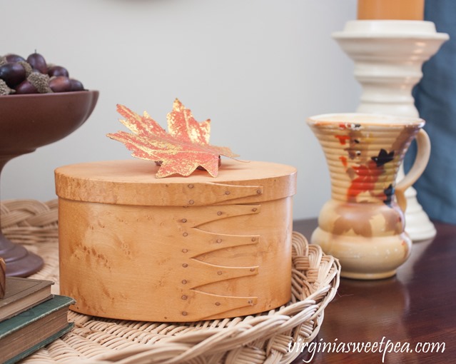 Fall Vignette with Vintage in Gold, Brown, and Orange #fall #falldecor #vintage #vintagedecor