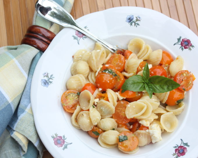 Easy Cherry Tomato Pasta Sauce - This delicious pasta dish has a no-cook cherry tomato sauce. #pasta #pastarecipe