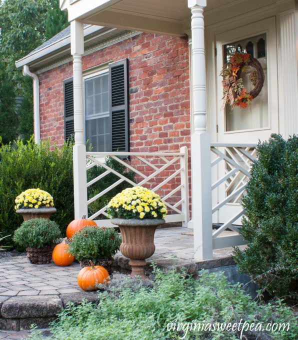 Fall Front Porch Decorated for Fall #fall #fallporch #falloutdoors