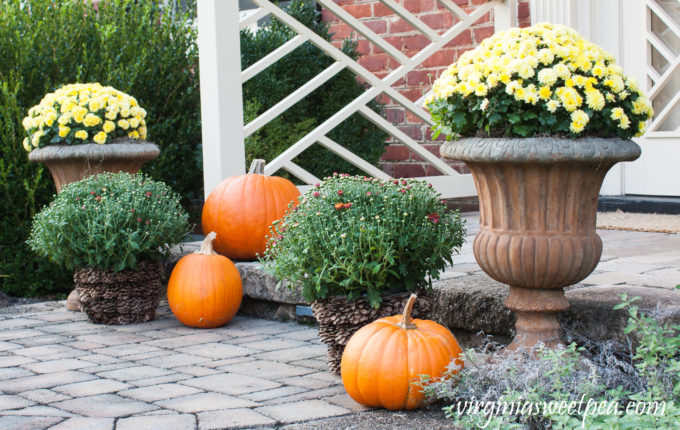 Fall Porch Decor #fall #falldecor #falloutdoors #fallporch