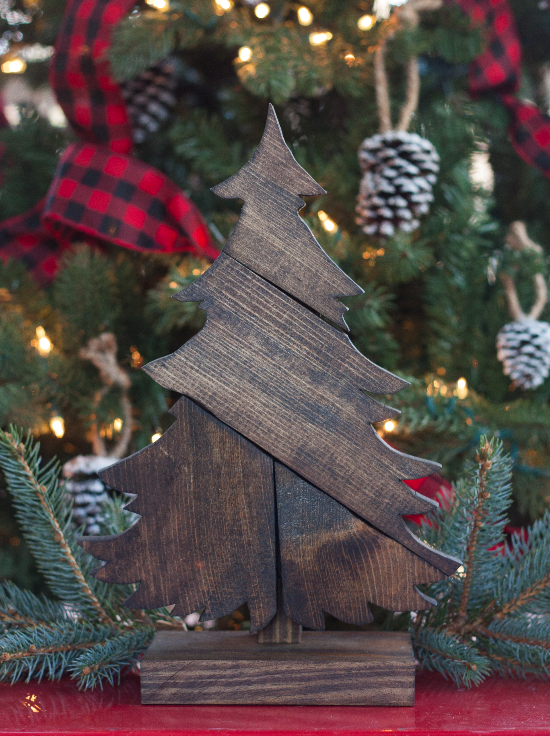 DIY Patchwork Wood Christmas Tree - Make this tree using scrap wood and customize with stain color. This project makes a great gift! #christmas #woodworking #christmasdecoration #christmascraft #DIYChristmas