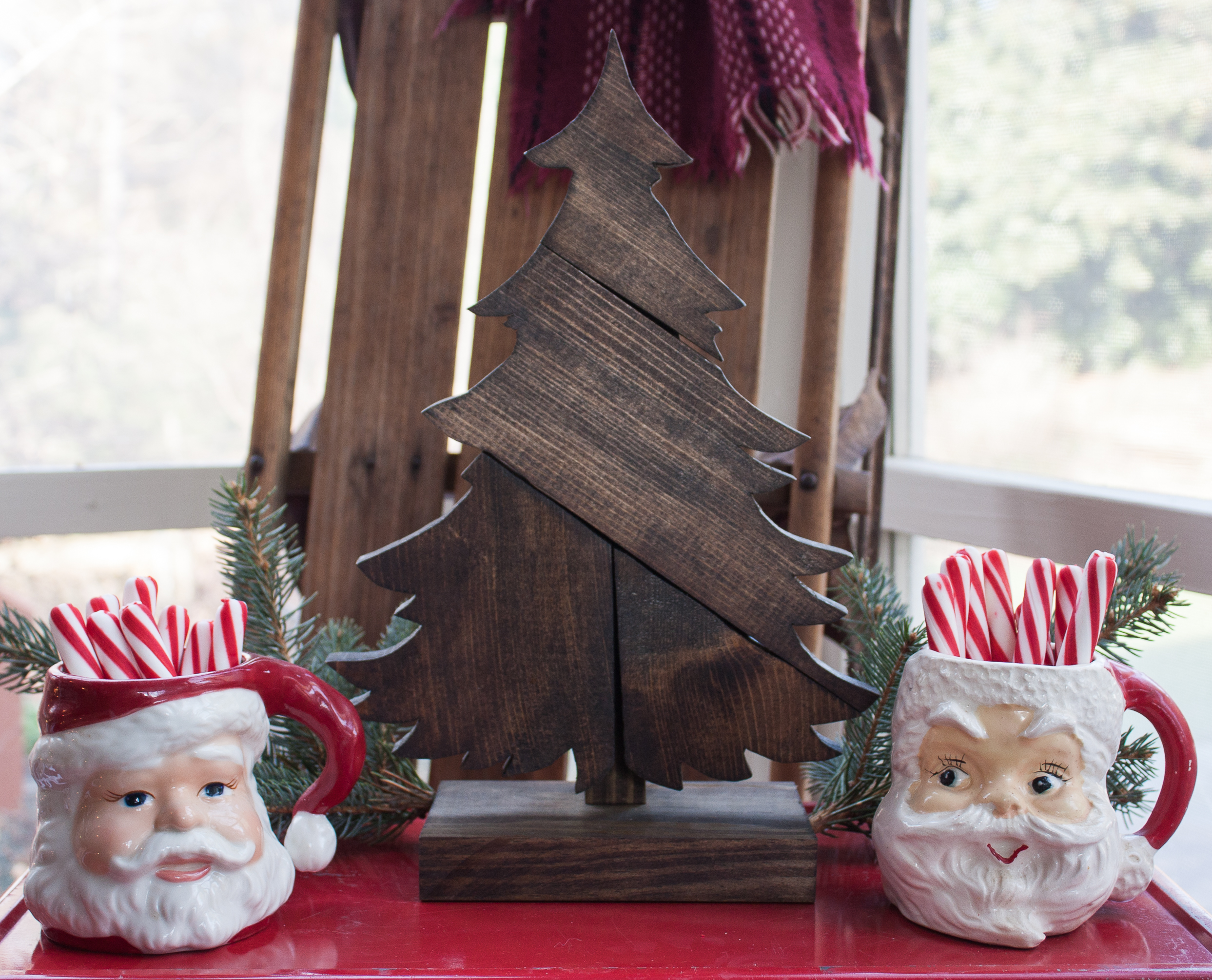 DIY Patchwork Wood Christmas Tree - Make this tree using scrap wood and customize with stain color. This project makes a great gift! #christmas #woodworking #christmasdecoration #christmascraft #DIYChristmas