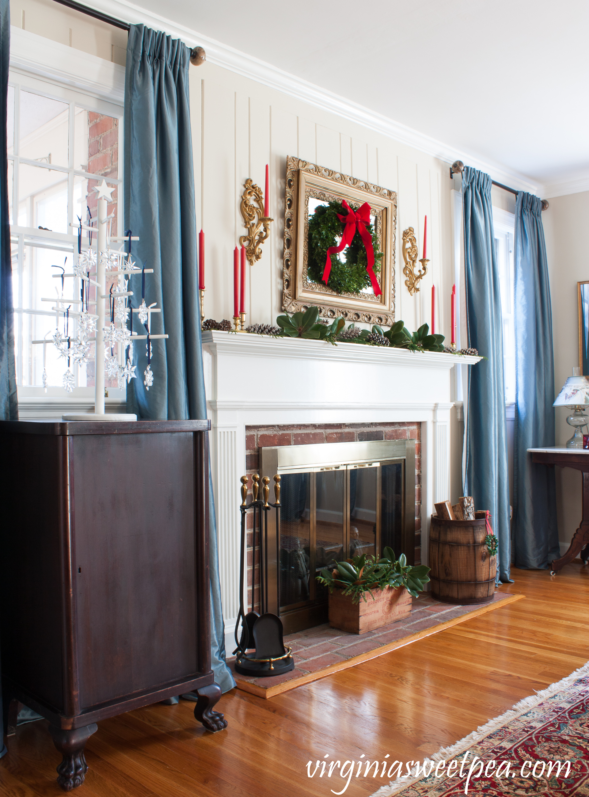Traditional Southern Christmas Mantel - A mantel decorated for Christmas in traditional southern style. #christmas #christmashomedecor #christmasmantel #christmasideas #favoritechristmasideas
