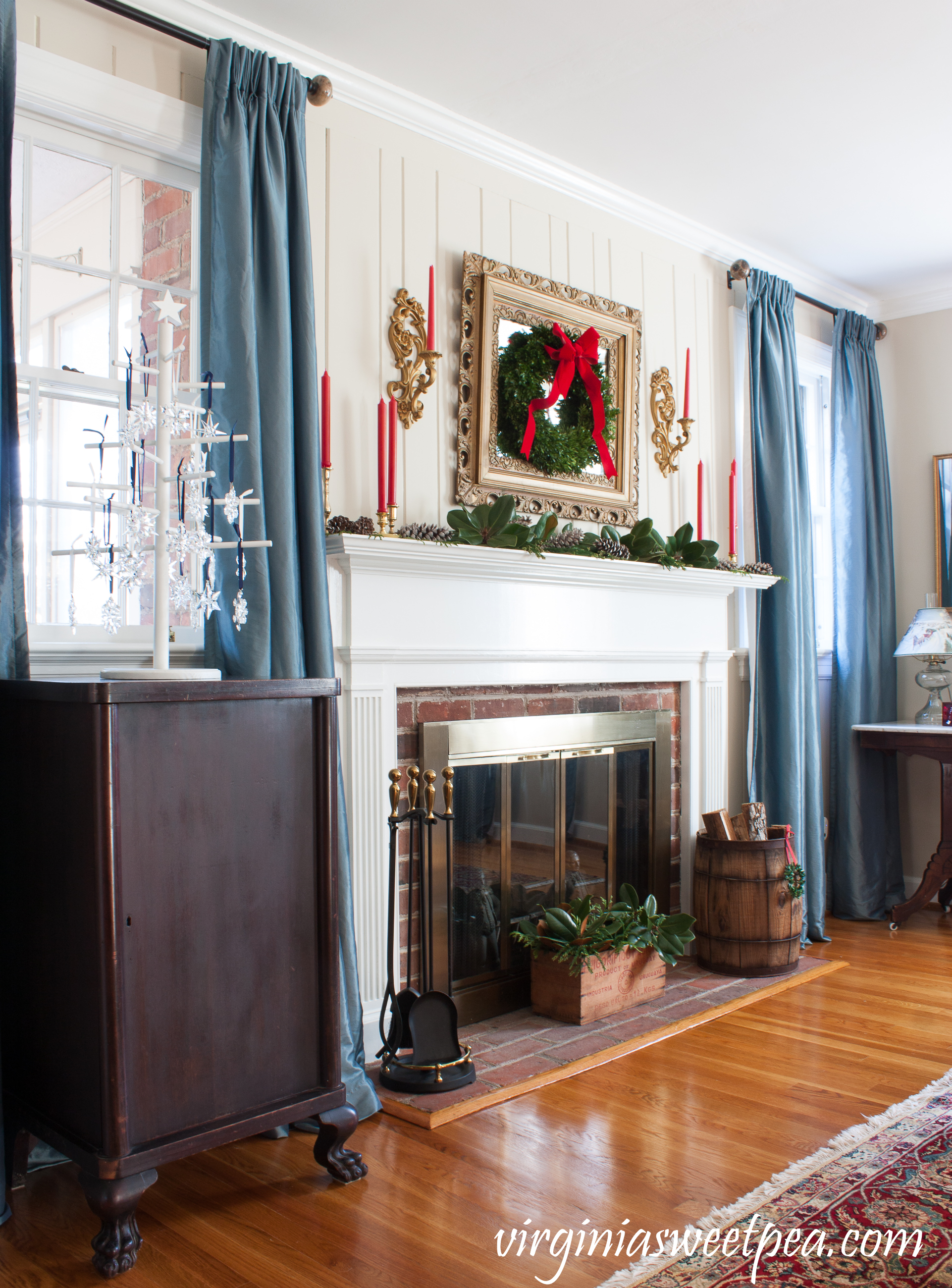 Traditional Southern Christmas Mantel - Tour a home decorated for Christmas. #christmas #christmasdecor #christmasdecorations