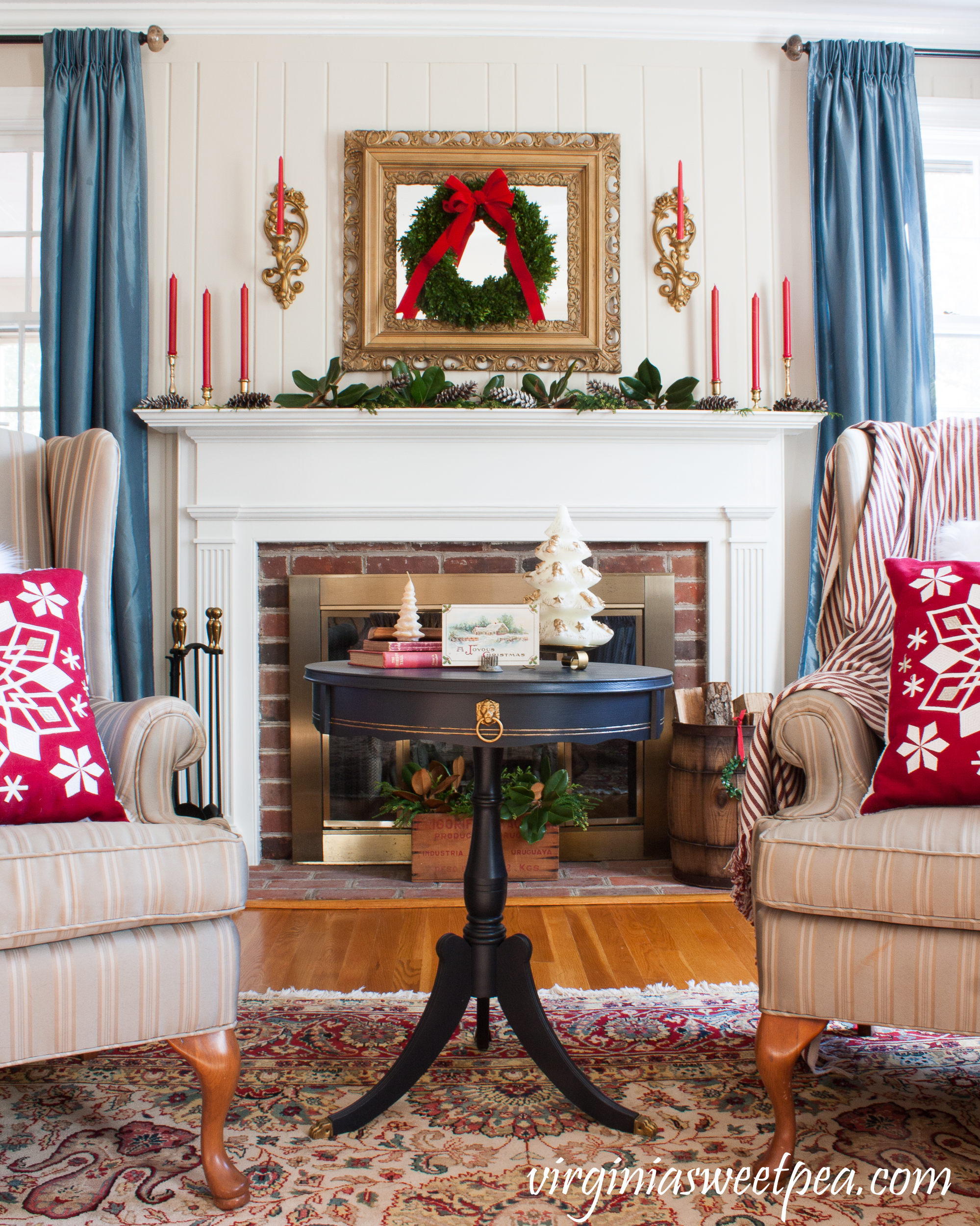 Christmas Tour of a home decorated for Christmas in a traditional southern style. #christmas #christmasdecor #christmasdecorations #vintagechristmas