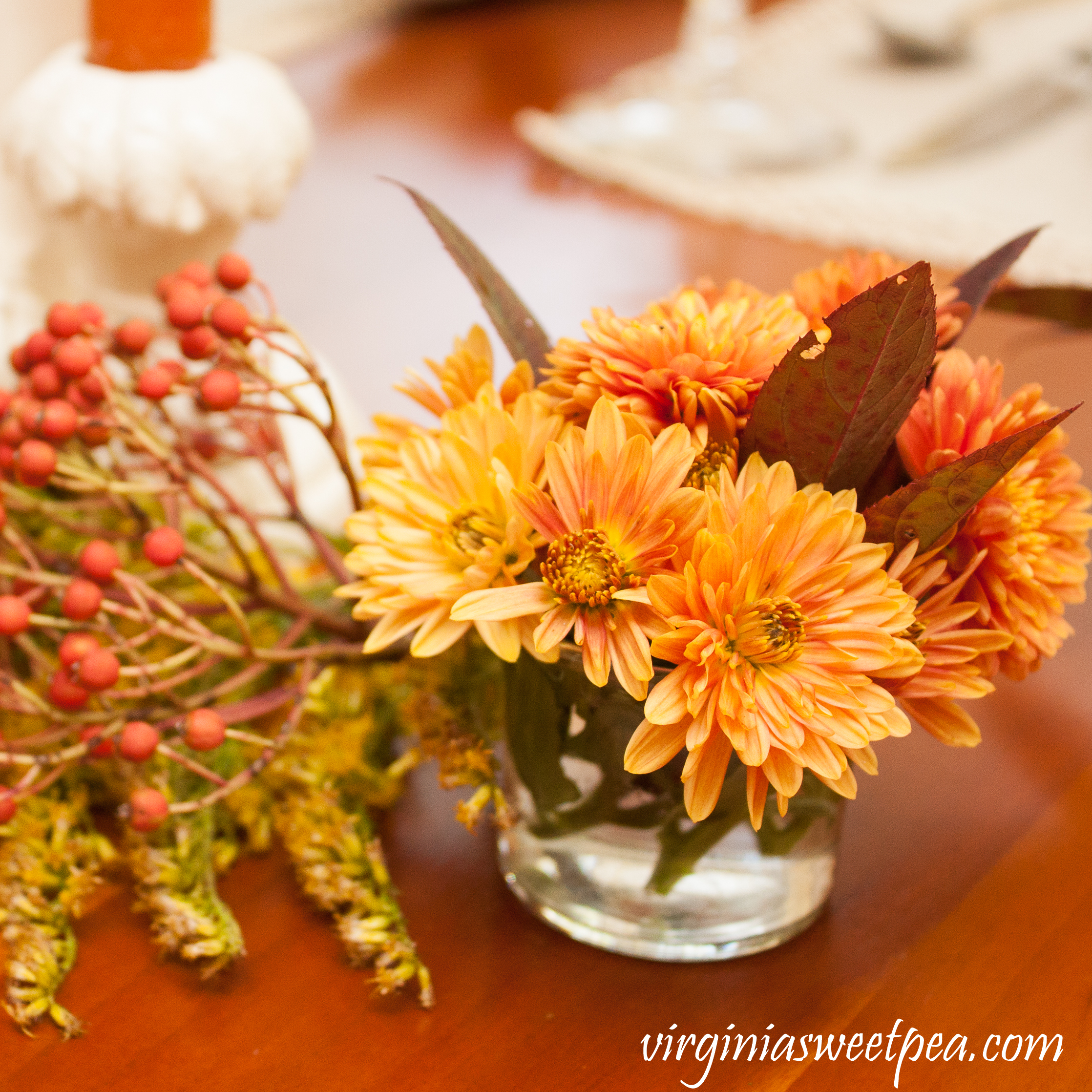 Create easy and inexpensive floral arrangements for your fall or Thanksgiving table with flowers and berries from your yard or neighborhood. #thanksgiving #fallflorals #flowerarrangement #thanksgivingtable