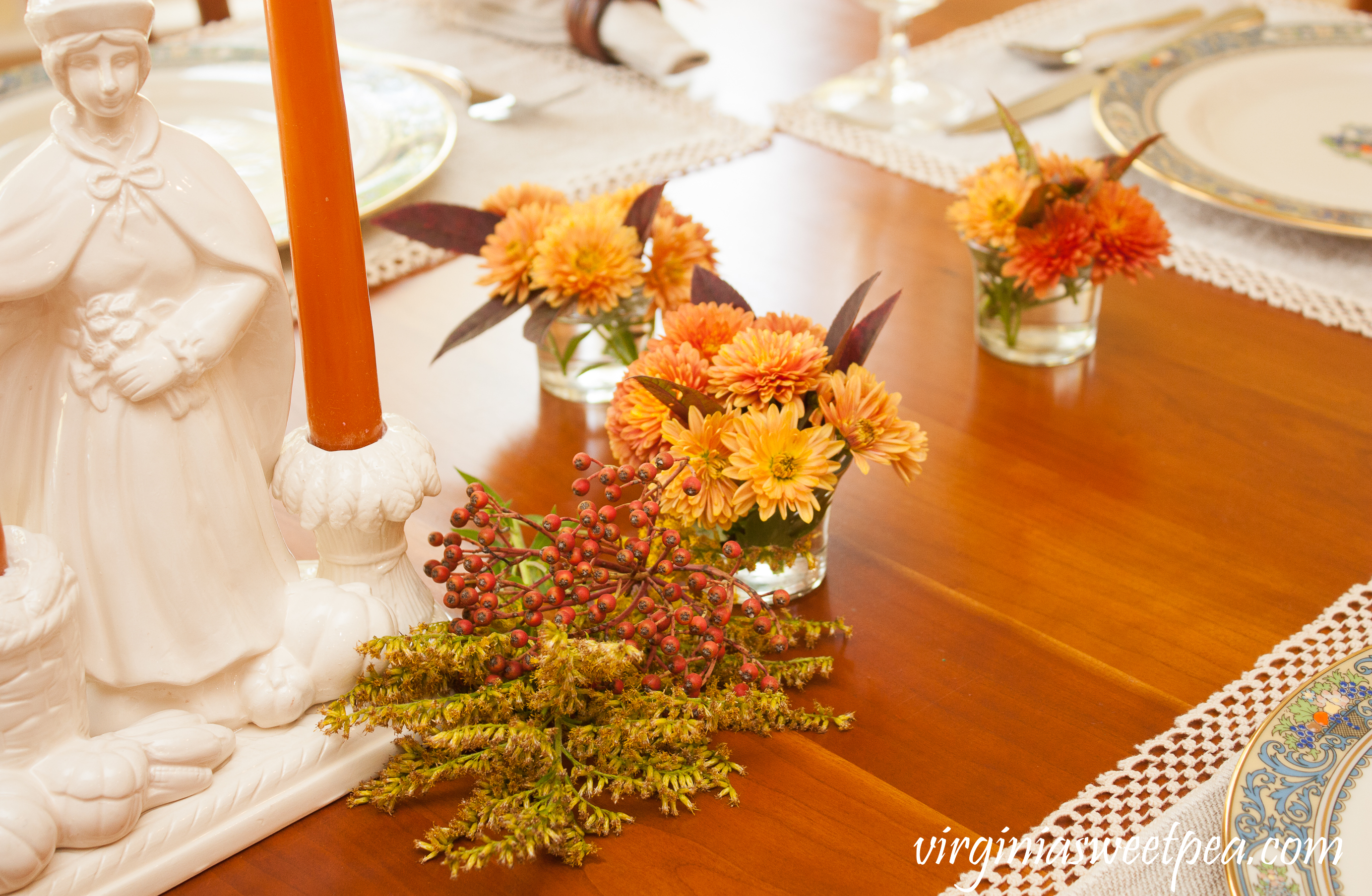 Create easy and inexpensive floral arrangements for your fall or Thanksgiving table with flowers and berries from your yard or neighborhood. #thanksgiving #fallflorals #flowerarrangement #thanksgivingtable