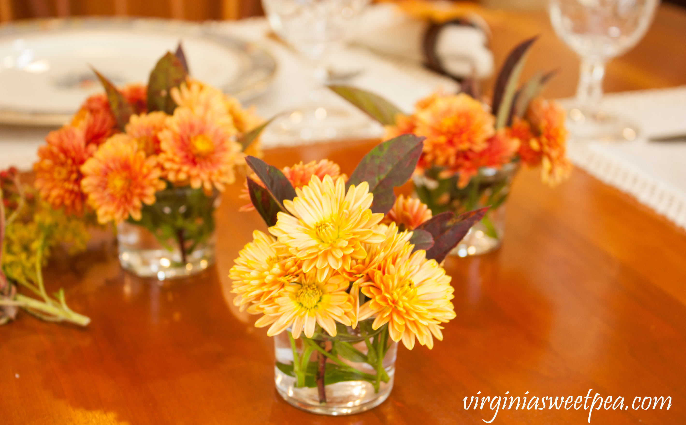 Create easy and inexpensive floral arrangements for your fall or Thanksgiving table with flowers and berries from your yard or neighborhood. #thanksgiving #fallflorals #flowerarrangement #thanksgivingtable