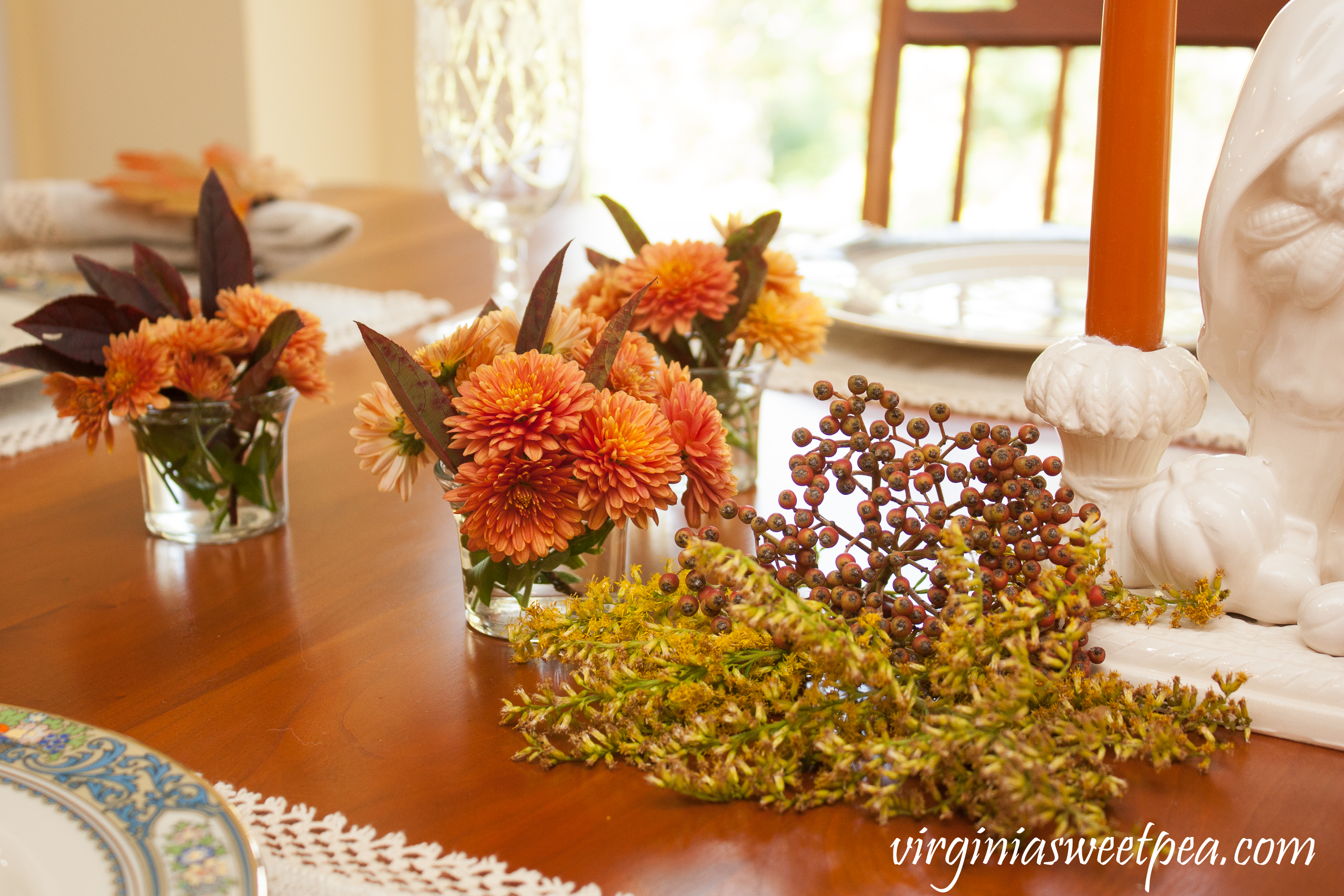 Create easy and inexpensive floral arrangements for your fall or Thanksgiving table with flowers and berries from your yard or neighborhood. #thanksgiving #fallflorals #flowerarrangement #thanksgivingtable