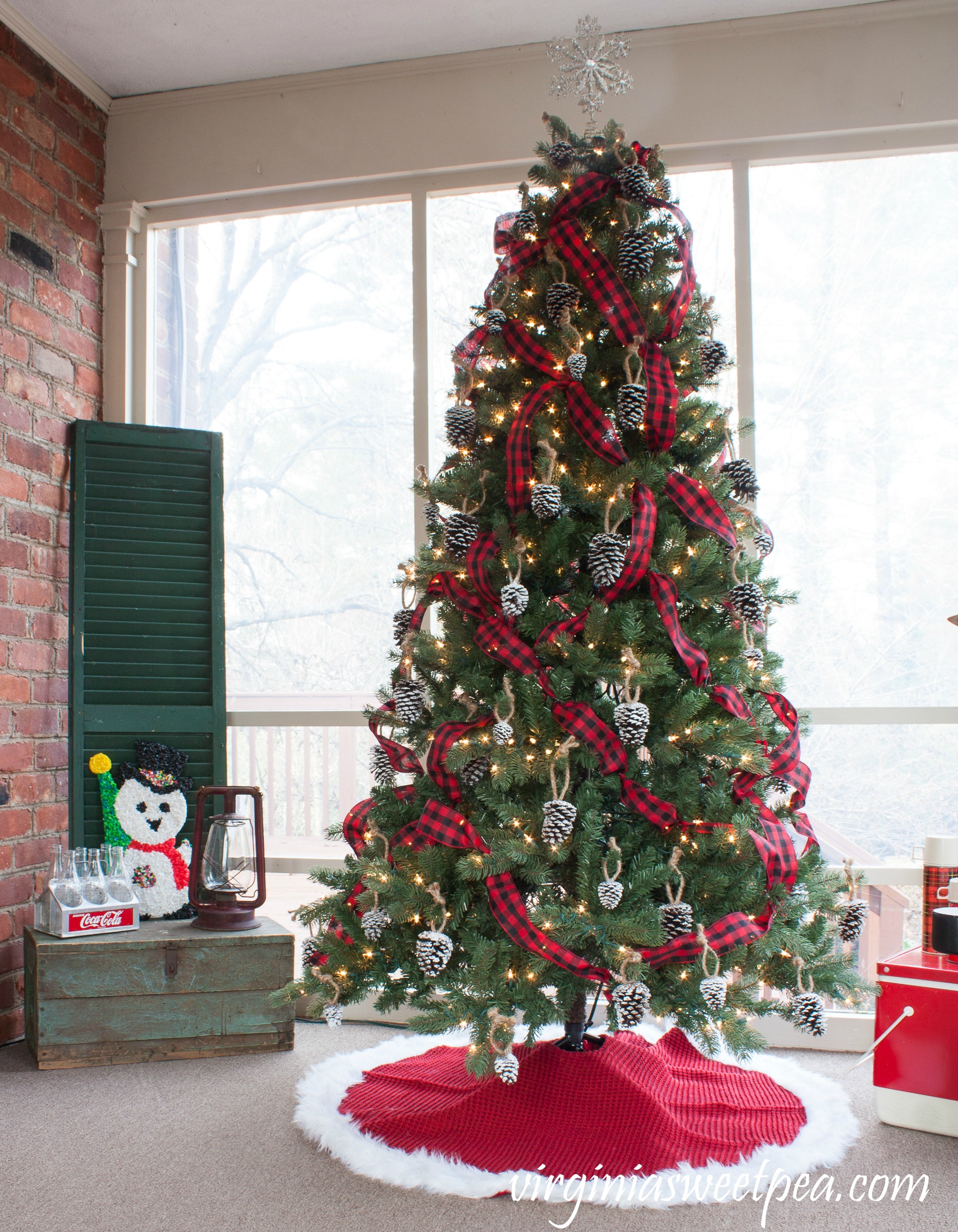 Rustic Woodland Christmas Tree with a Vintage Christmas Display #christmas #christmasdecorations #christmastree #christmasporch #vintagechristmas #cocacola