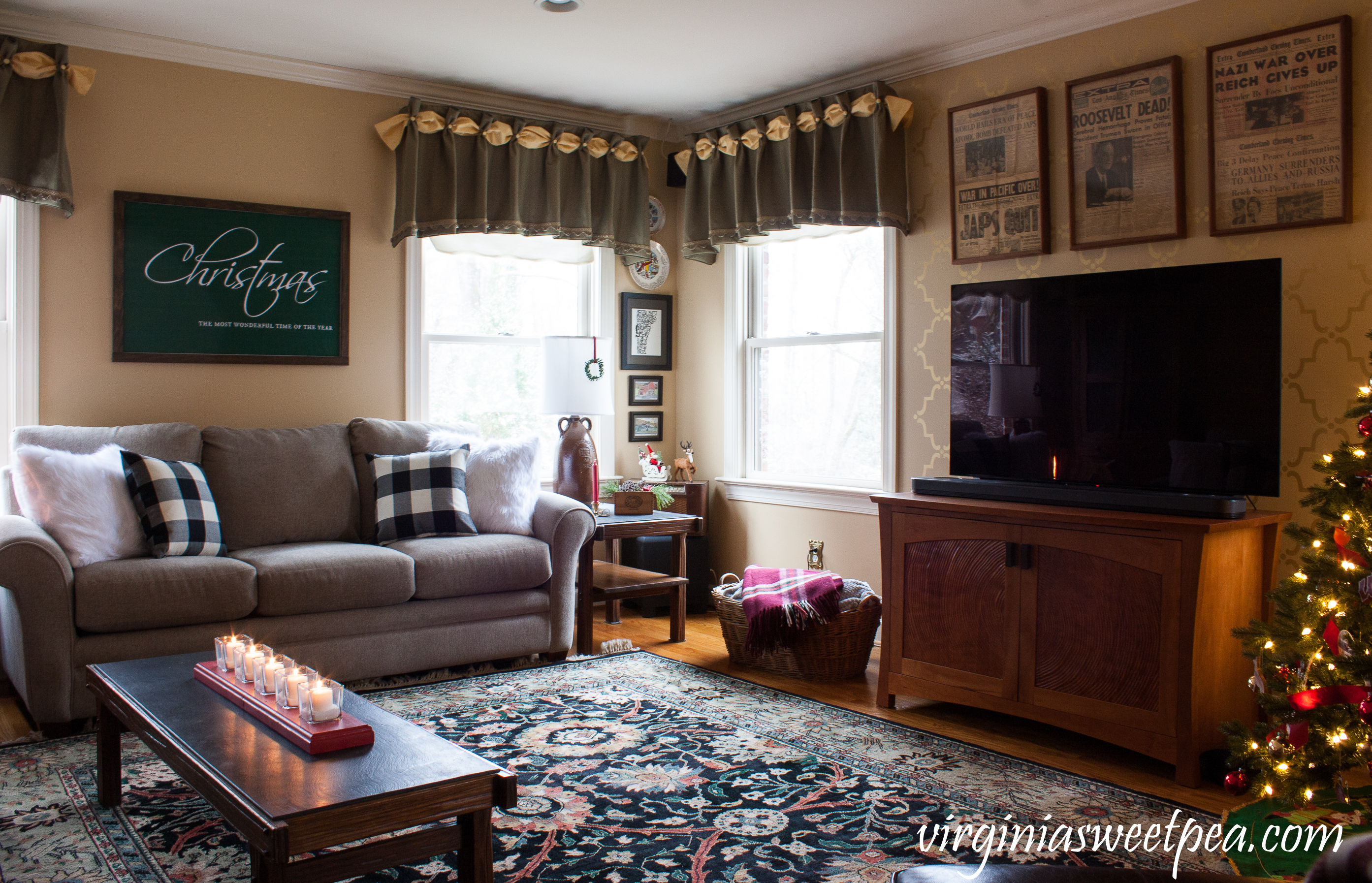 Christmas in the Family Room - A family room decorated for Christmas. #christmas #christmasdecor #christmasdecorating 