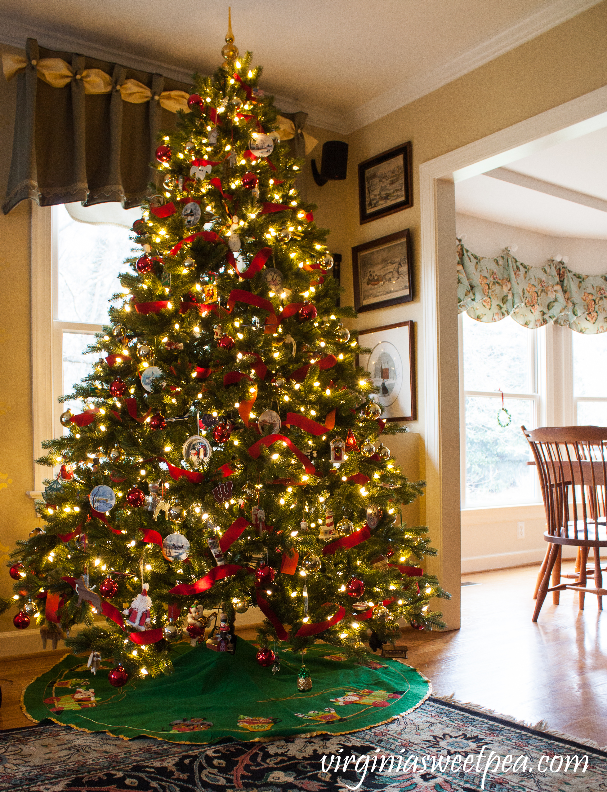 Christmas in the Family Room - Decorated Christmas tree #christmas #christmasdecor #christmasdecorations