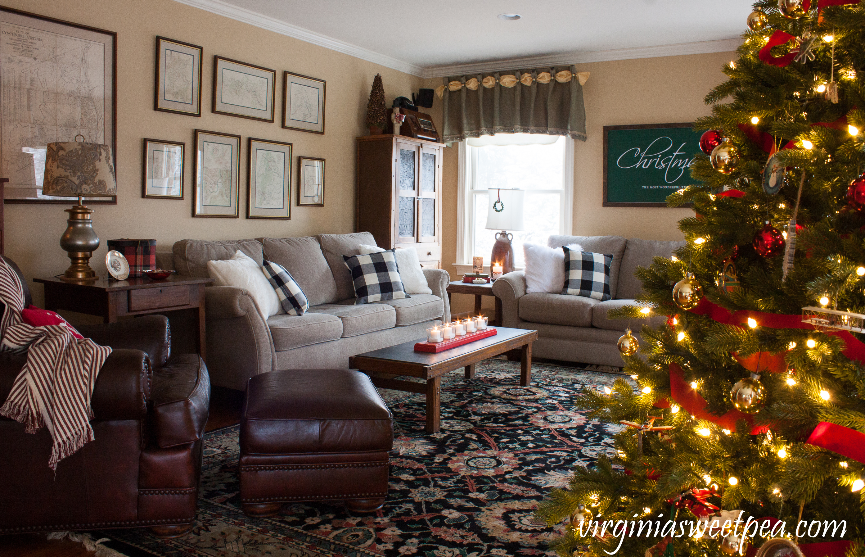 Christmas in the Family Room - A family room decorated for Christmas. #christmas #christmasdecor #christmasdecorating 