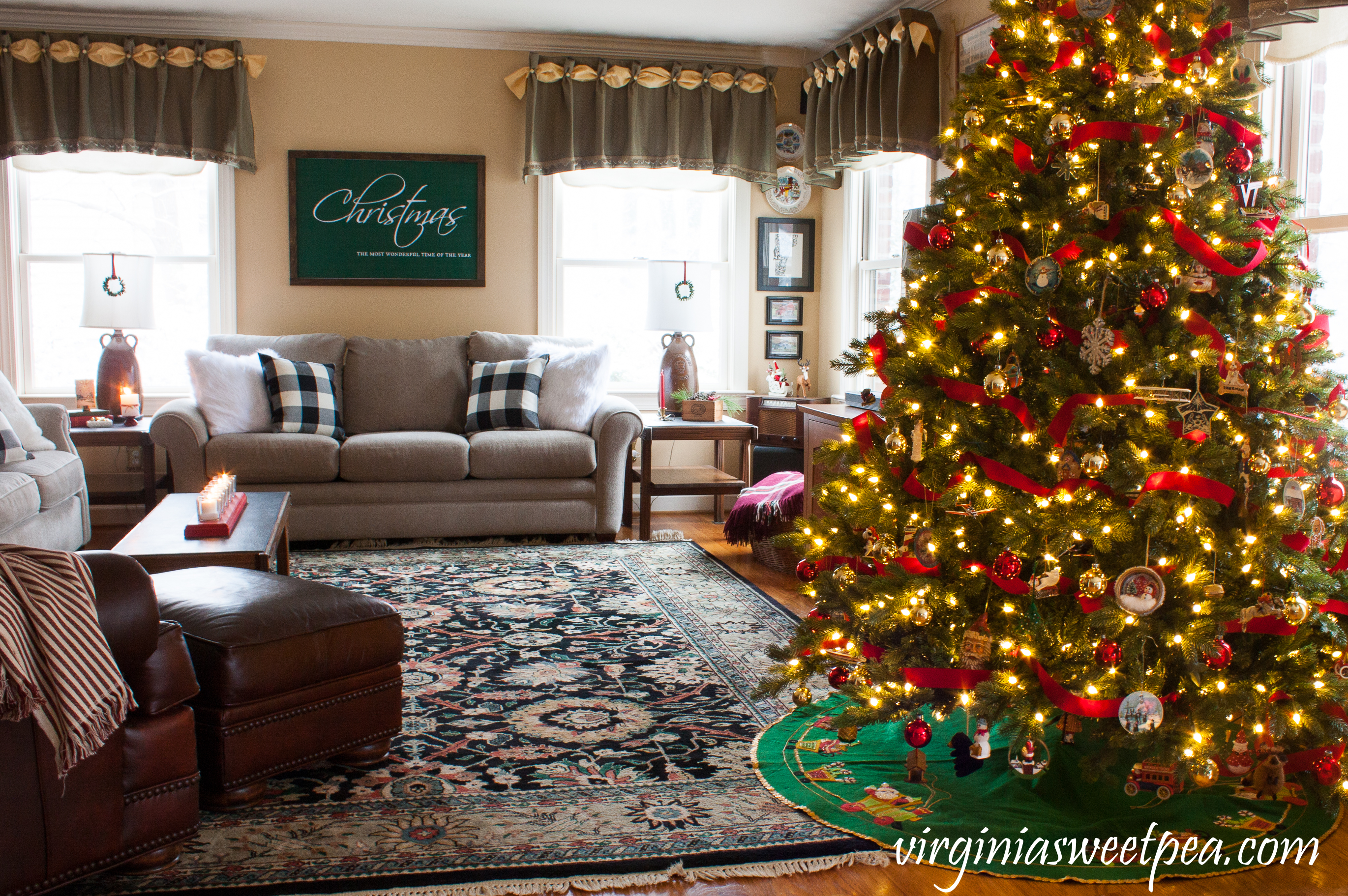 Christmas in the Family Room - A family room decorated for Christmas. #christmas #christmasdecor #christmasdecorating 