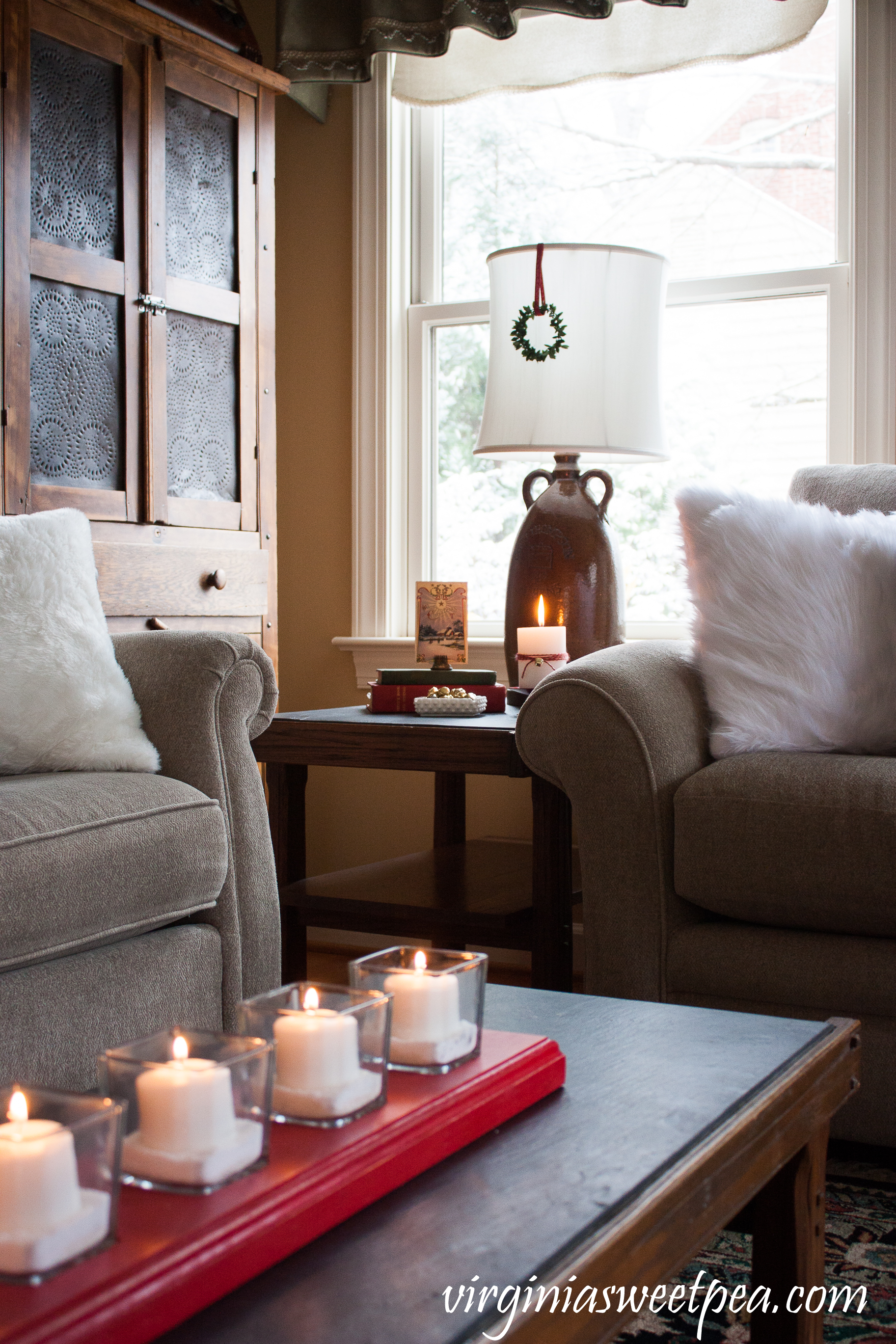 Christmas in the Family Room - A family room decorated for Christmas. #christmas #christmasdecor #christmasdecorating 