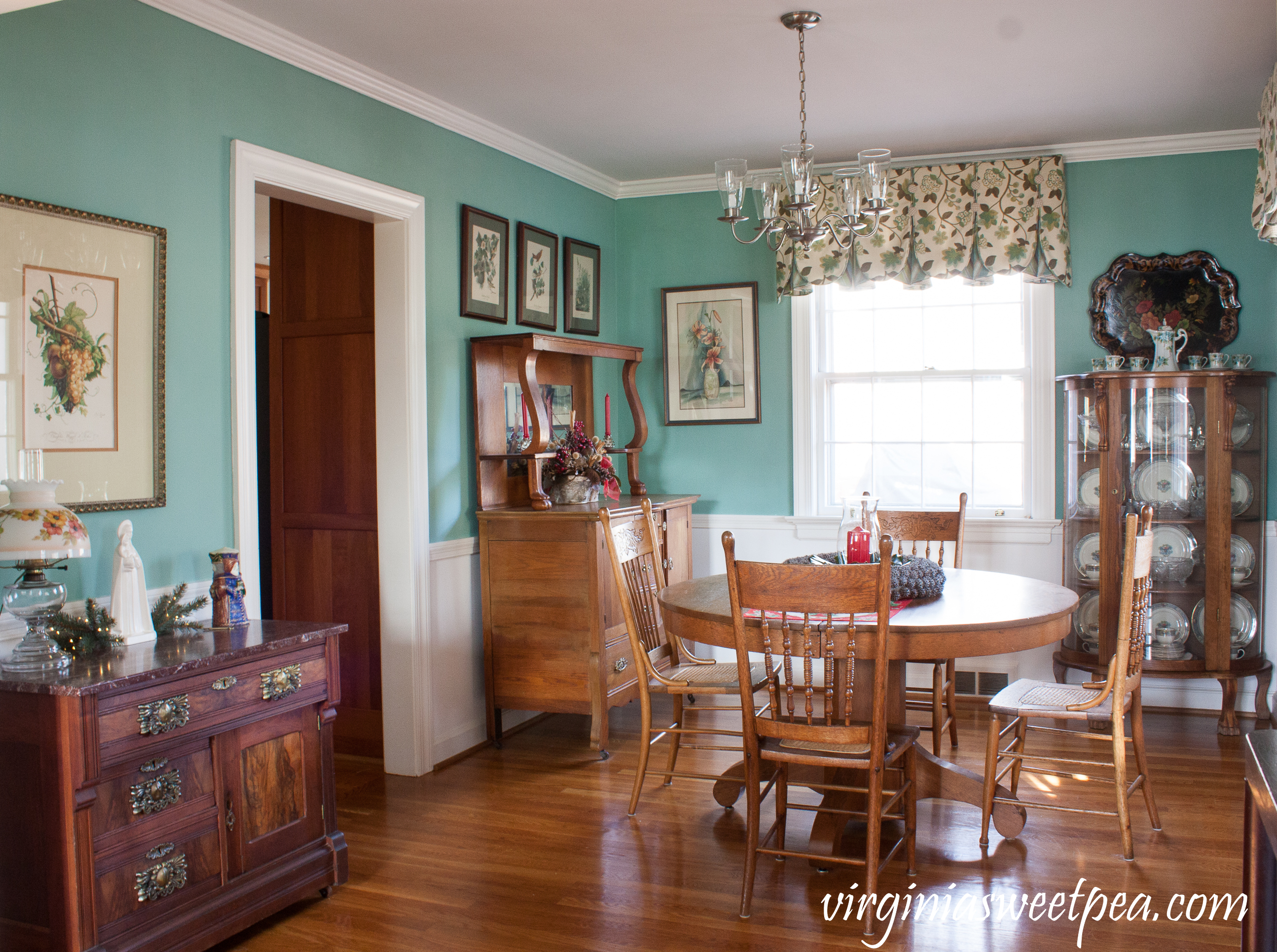 Christmas decor in the formal dining room #christmas #christmasdecor #christmasdecorations