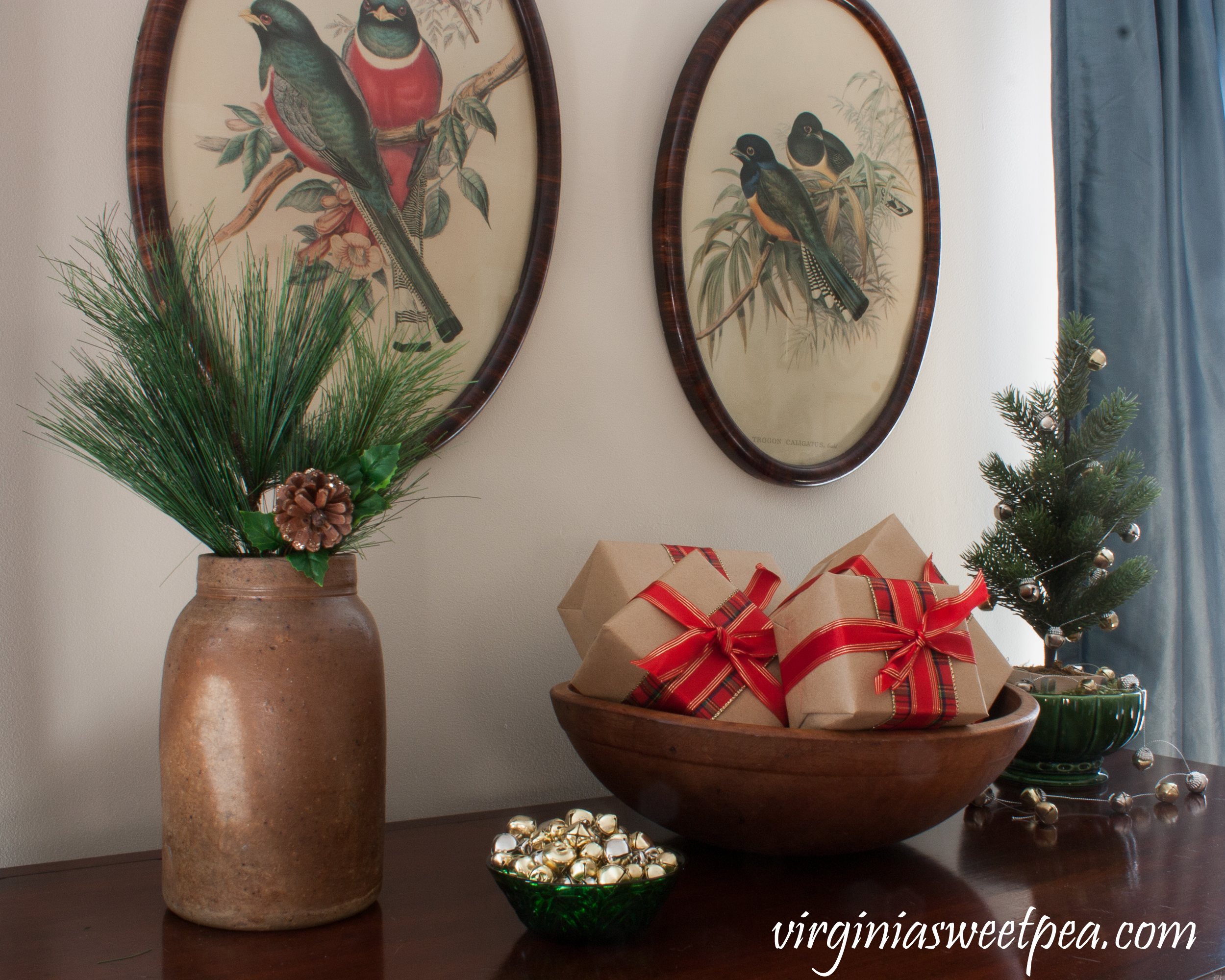 Christmas Home Tour - Christmas vignette using a antique and vintage. #christmas #vintage #christmasdecorations #vintagechristmas