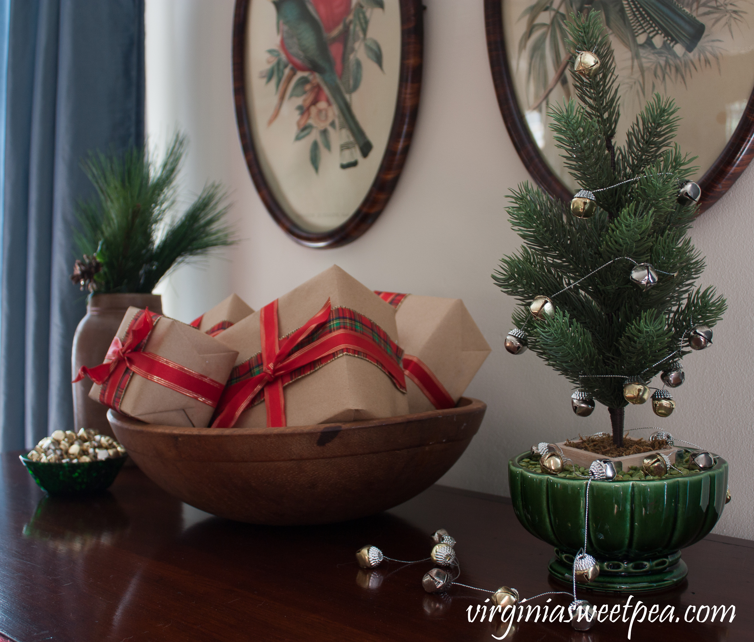 Vintage Christmas Vignette from a home that decorates for the season using mostly vintage and antiques. #christmas #christmasdecor #vintagechristmas